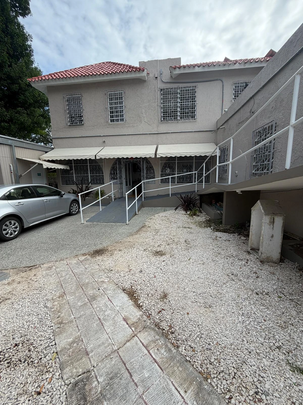 Enfermera atendiendo pacientemente a un adulto mayor en Hogar Años Dorados en Ponce